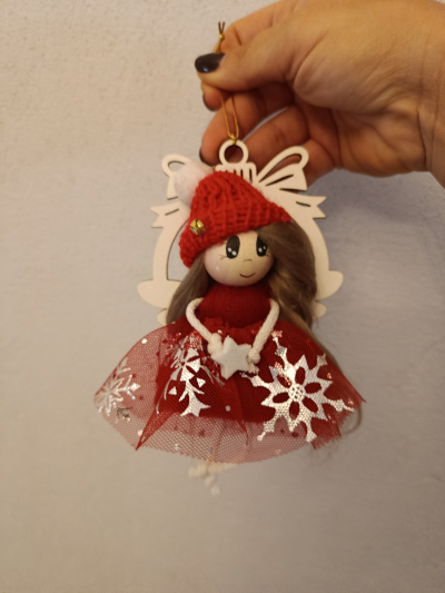 Aniołek na drewnianej bombce